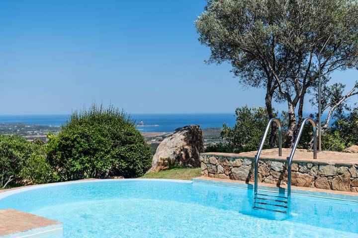 Villa Su Tauloni – Exclusiva villa con piscina y vistas al mar en Cerdeña in Región de Pula, Provincia de Cagliari