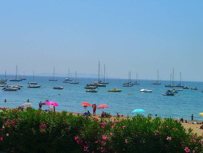 Appartement de vacances entier, (5) Joli T2 (4 pers.) à 10 mètres de la Plage avec Vue Mer, Piscine Chauffée et Tennis in La Londe-les-Maures, Parc national de Port-Cros