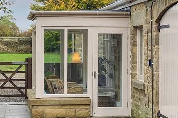 Log Cabin for 2 People in Leeds, West Yorkshire, Photo 3