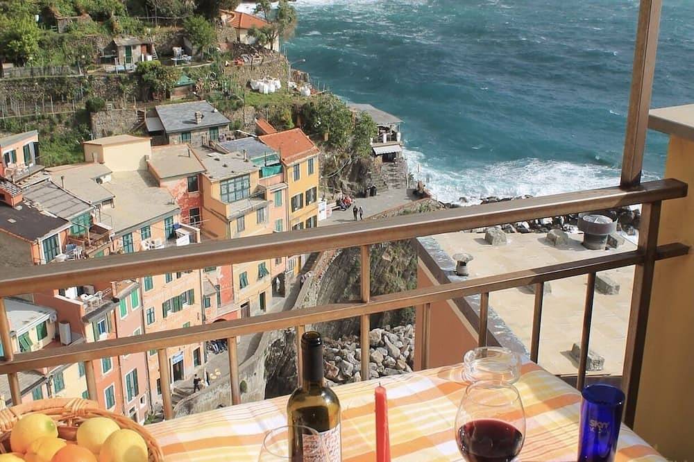 Entire apartment, Lovely Rustic by the Sea in Riomaggiore, Riomaggiore Municipality