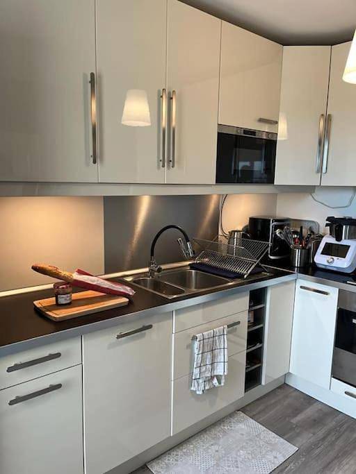 Appartement entier, Three-Bedroom Apartment in Bobigny, Seine-Saint-Denis