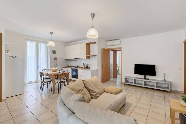 Entire apartment, Apartment 'Luna' with Shared Terrace, Wi-Fi and Air Conditioning in Villafranca di Verona, Verona Province