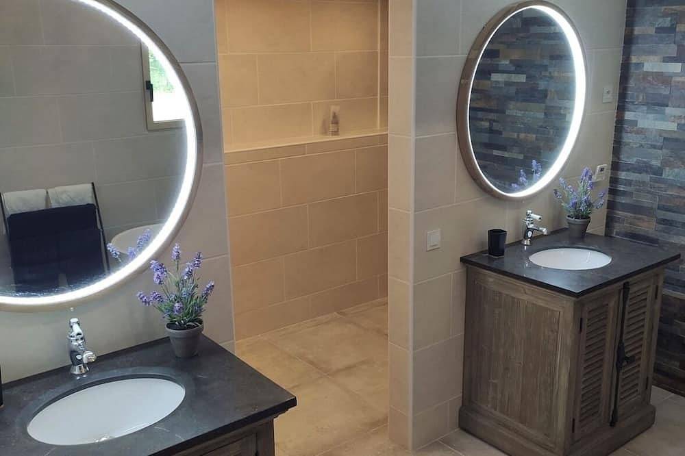 Charming Provencal farmhouse with swimming pool and jacuzzi - sleeps up to 8 🌿☀️ in Loriol-du-Comtat, Vaucluse