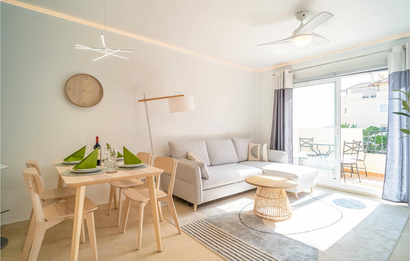 Entire holiday apartment, Sea View Apartment with Parking, Pool & Terrace in Mijas Costa, Mijas