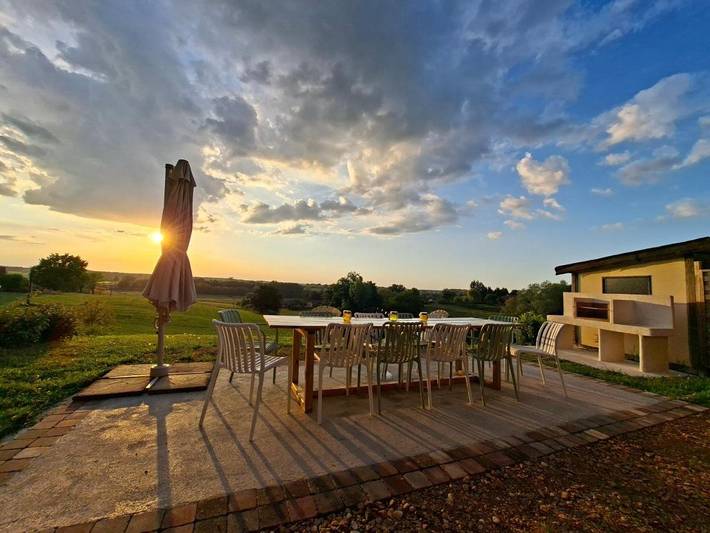 Location de vacances pour 10 personnes, avec vue ainsi que piscine et jardin à Saint-Amour