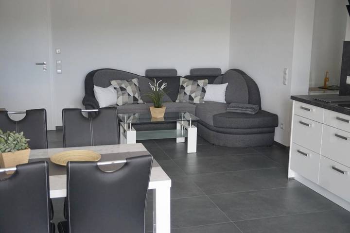 Ferienwohnung für 2 Personen, mit Terrasse und Ausblick in Neuenbürg