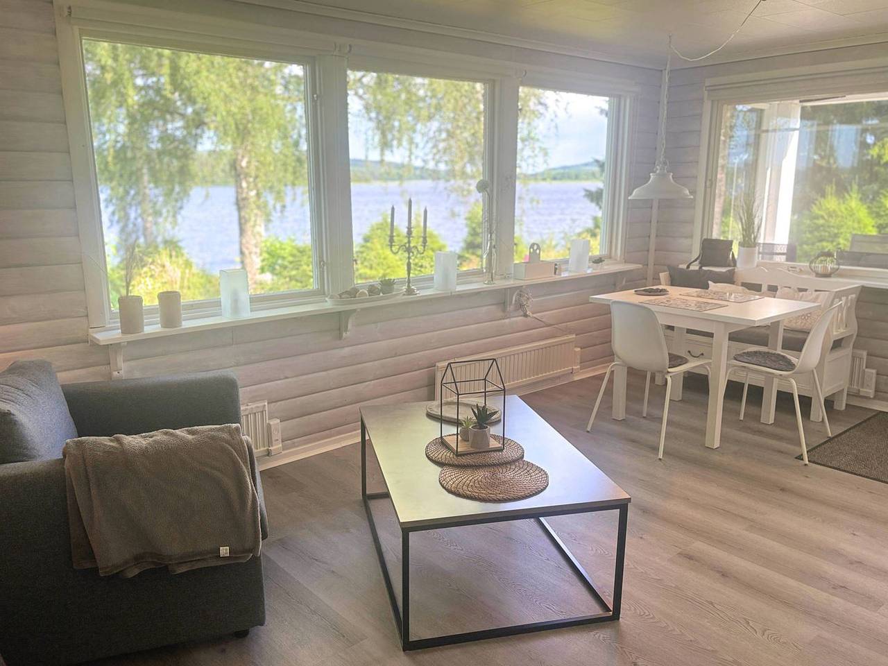 Schwedenhaus am See – Ferienhaus mit Motorboot & Steg in Storfors in Storfors, Värmland