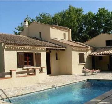 Cottage pour 16 personnes, avec terrasse et piscine à Martignargues