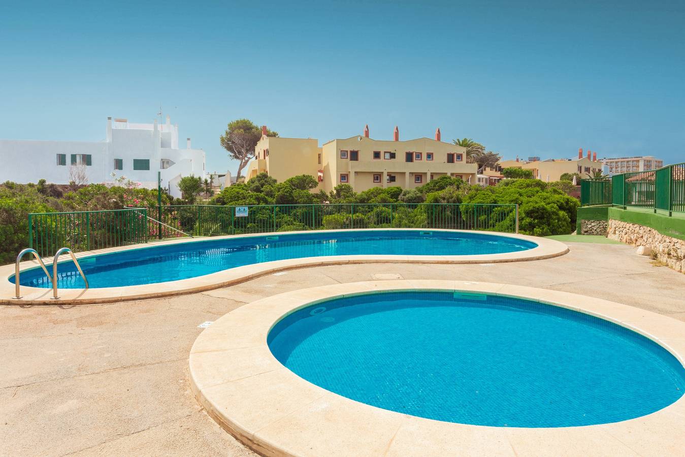 Apartamento entero, Apartamento "Los Delfines Biniforcat" con terraza cubierta privada y piscina compartida in Cala Blanes, Ciudadela