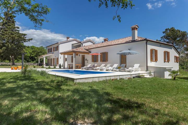 Villa pour 12 personnes, avec Balcon/Terrasse ainsi que Jardin et Piscine à Labin