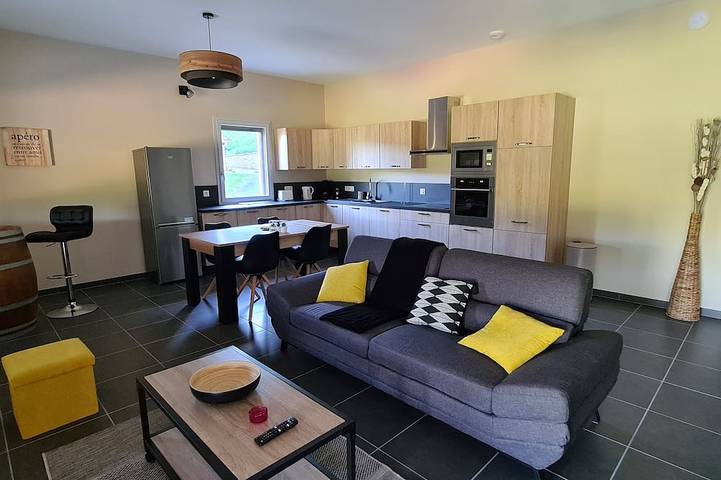 Gîte pour 4 personnes, avec piscine ainsi que jardin et terrasse à Saint-Léon-sur-Vézère