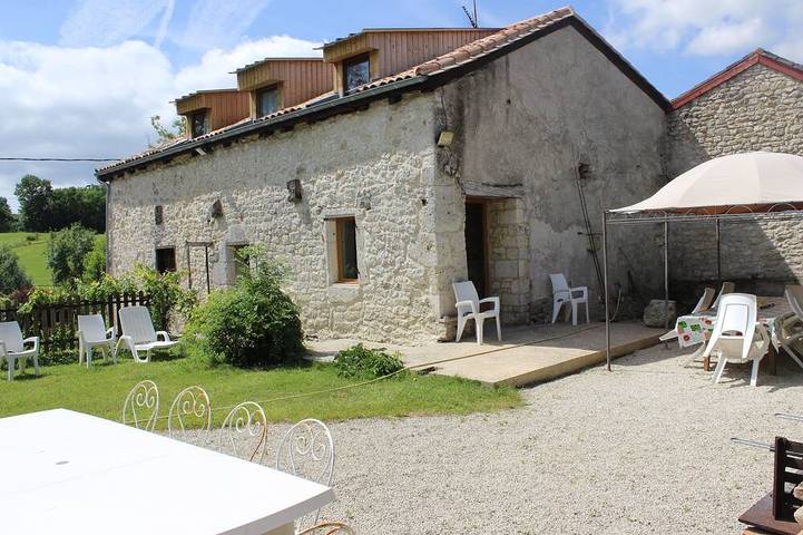Gîte pour 10 personnes, avec terrasse et jardin à Thénac
