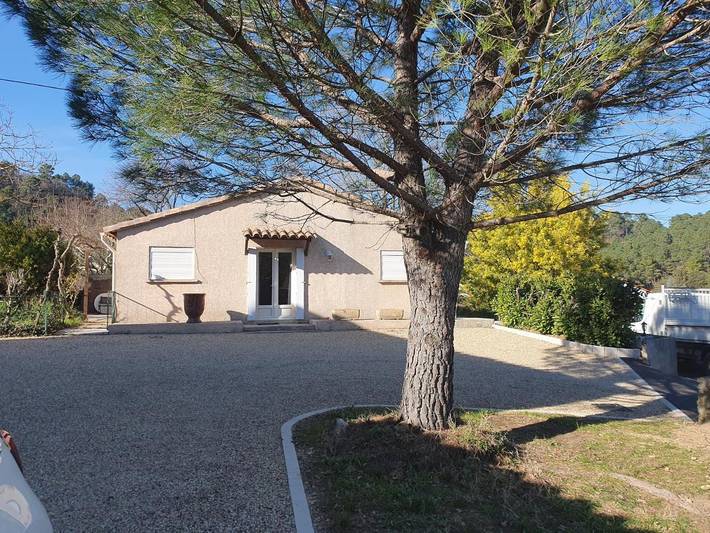 Location de vacances pour 4 personnes, avec terrasse ainsi que vue et piscine, animaux acceptés à Saint-Jean-du-Pin