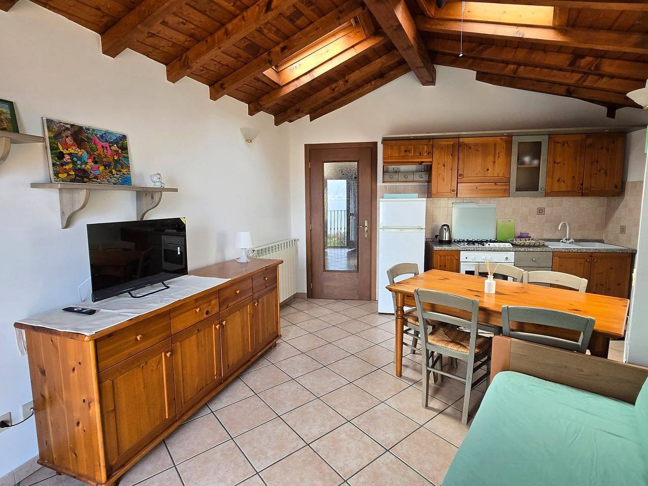 Appartamento intero, Appartamento vacanze per 3 persone con balcone in Maccagno, Maccagno con Pino e Veddasca