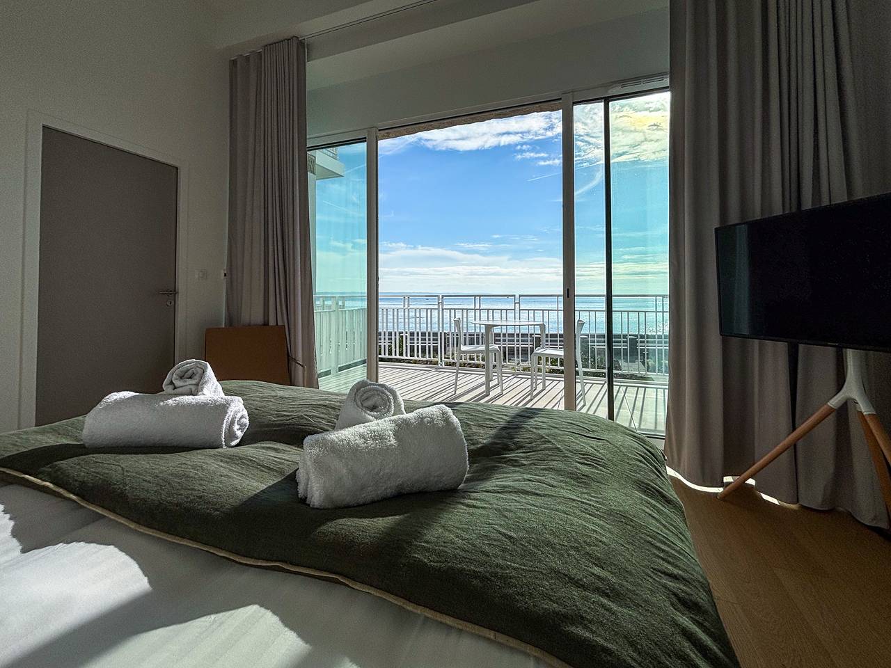 Ganze Wohnung, Le castel T2 · T2 Luxury Apartment with Sea View a in Trébeurden, Rosa Granitküste