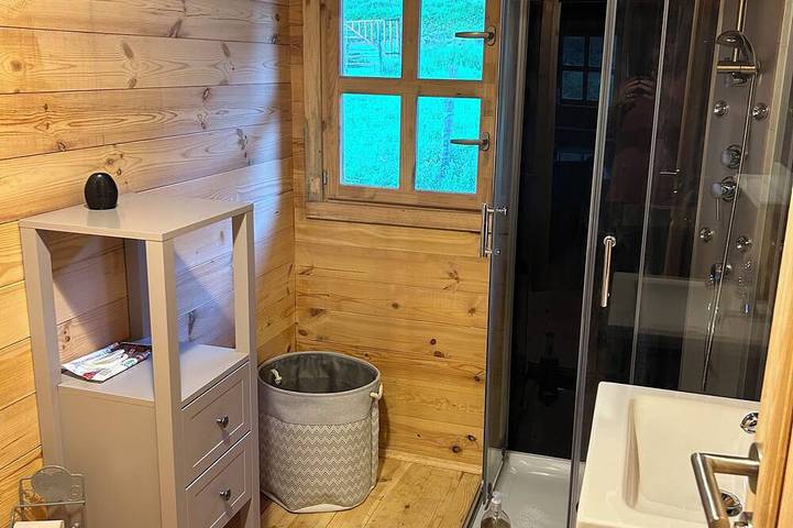 3-Schlafzimmer Holzchalet auf 1500m2 eingezäuntem Grundstück ohne Einsicht in Fougax-et-Barrineuf, Ariège