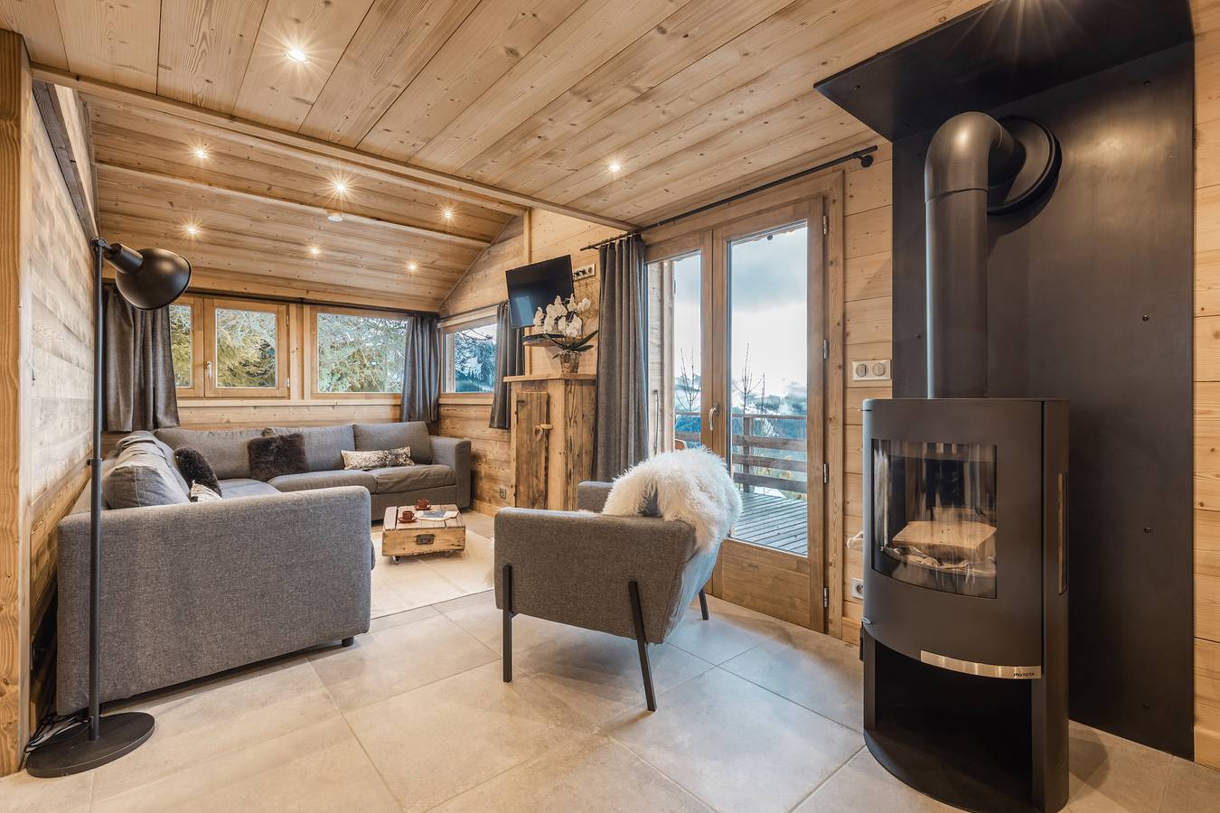 Chalet "Karavi" avec vue sur les montagnes, piscine partagée et Wi-Fi in Manigod, Région d'Annecy