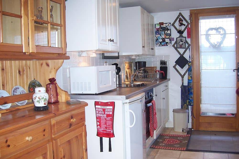 Entire apartment, Cosy mountain studio;superb lake/mountain views;100mtr ski lift;sleeps 2/3;Wifii in Thollon-les-Mémises, Thonon-les-Bains region