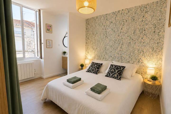 Entire apartment, Charming, quiet one-bedroom apartment with private in Angoulême, Charente