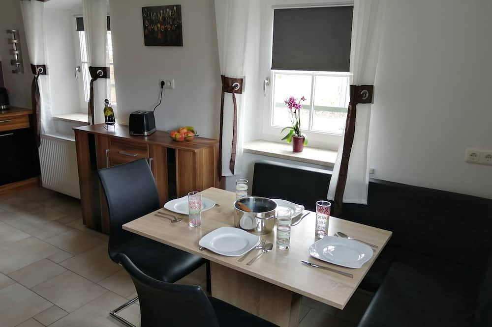 Ferienhaus 86 qm, 2 Schlafzimmer, Wohnzimmer mit Schlafcouch, Terrasse und Garten in Laufen, Rupertiwinkel