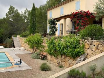 Chambre d’hôte pour 2 personnes, avec jardin ainsi que piscine et vue à Tourtour