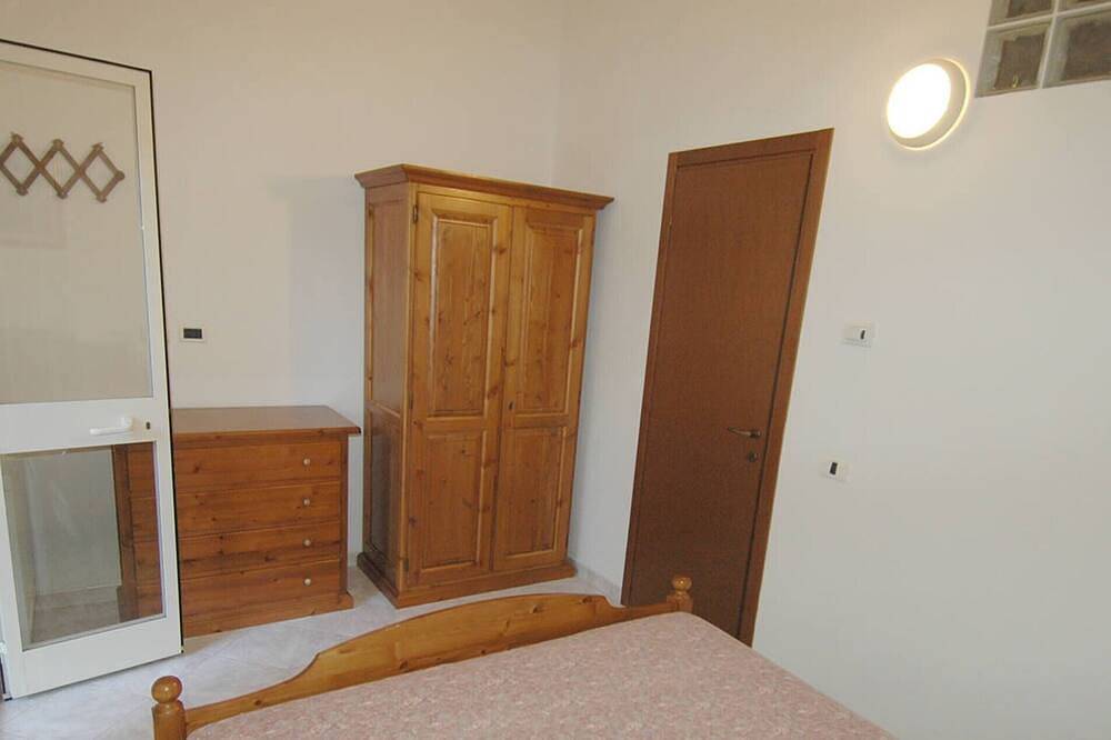 Ganze Wohnung, Zweizimmerwohnung mit Veranda & Garten, 50 m zum Meer – Feriendorf Sole e Mare in Nisporto, Riotorto