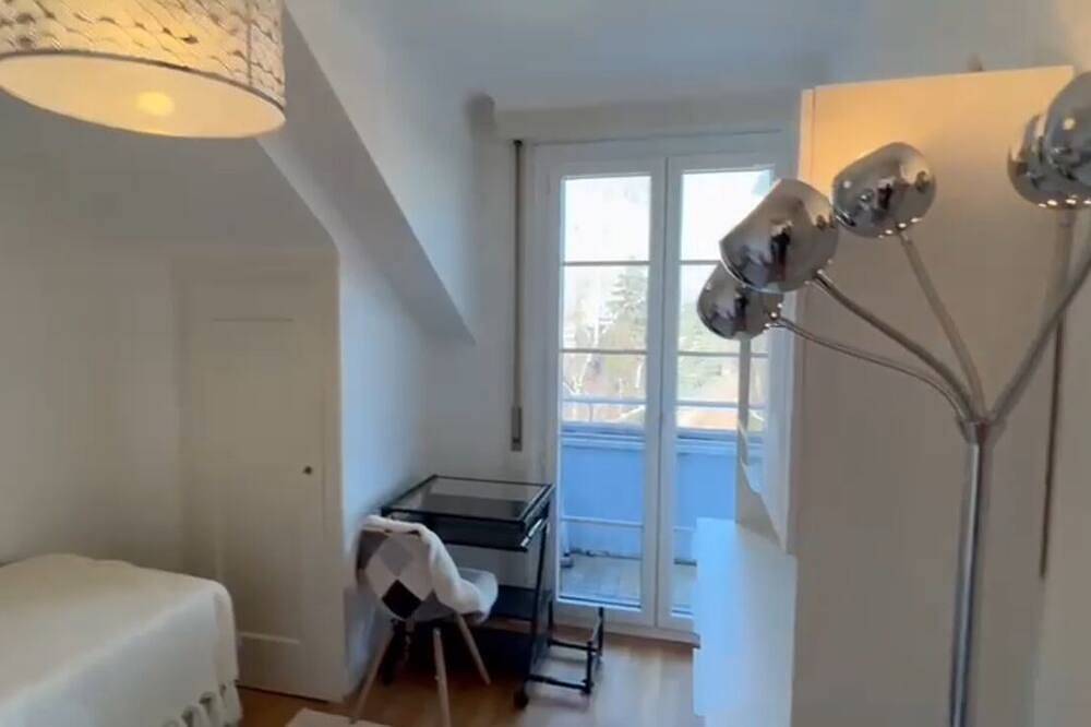 Entire apartment, Fantastic 2-bedroom apartment with views in La Tour-de-Peilz in La Tour-de-Peilz, Lake Geneva