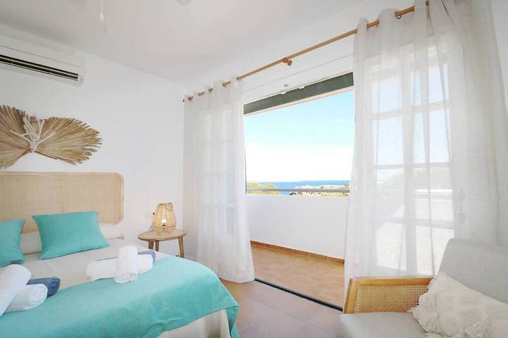 Villa Las Marinas 2 – Piscine Privée & Vue, in Arenal d'en Castell, Es Mercadal