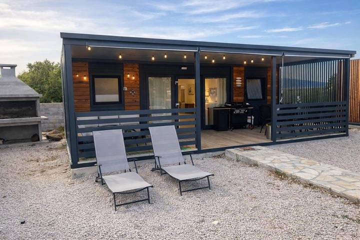 Camping pour 6 personnes, avec piscine ainsi que vue et jardin, adapté aux familles à Pirovac