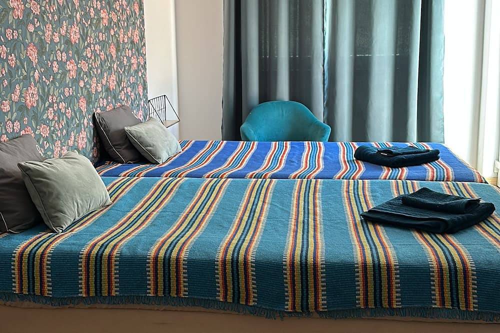 5-bedroom beach house ideal for groups 5 min walk from Carcavelos beach in Oeiras, Costa de Lisboa