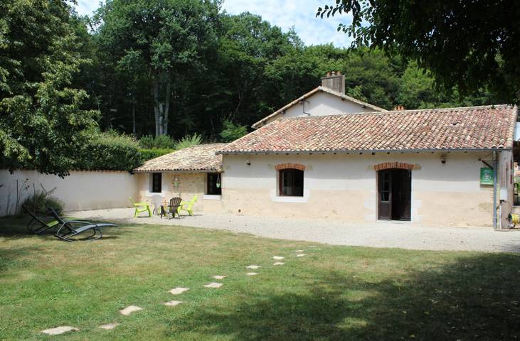 Gîte pour 6 personnes, avec terrasse ainsi que piscine et jardin à Marçay