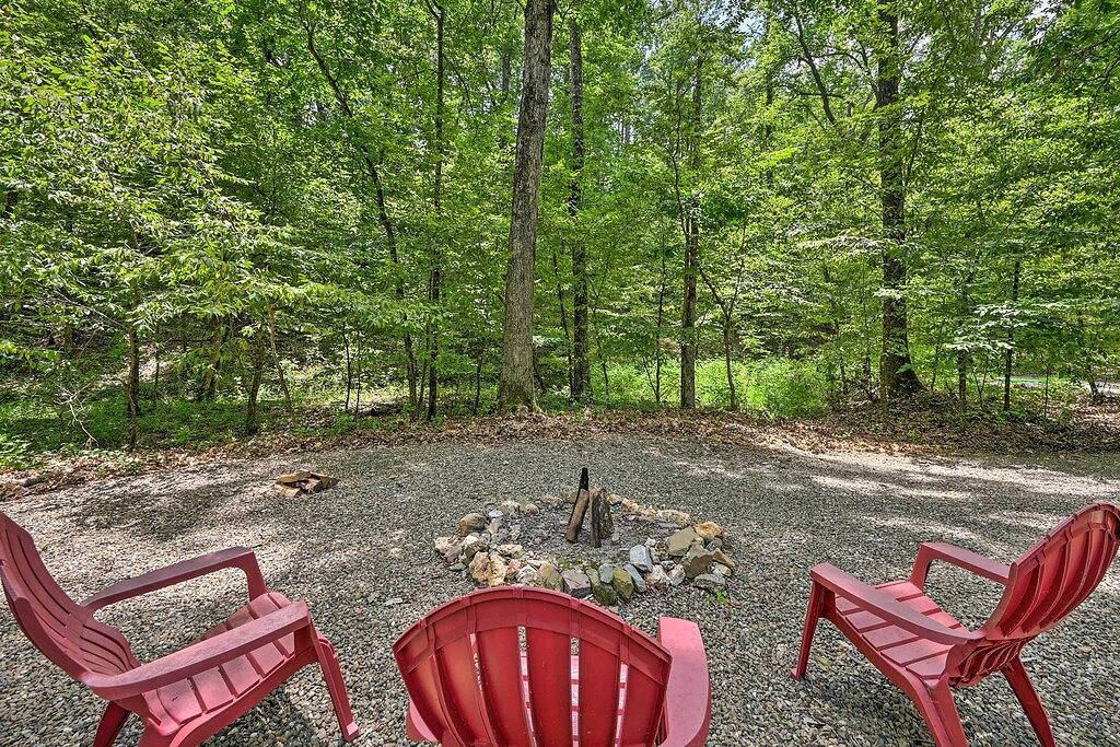 Luxe Broken Bow Cabin: Hot Tub ~ 3 Mi to Hochatown in Broken Bow, McCurtain County