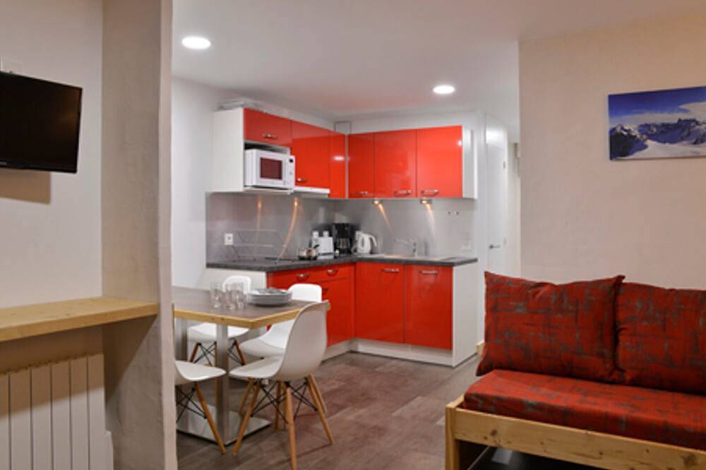 Entire apartment, Renovated Apartment · Near Slopes · Balcony · Pool Access · Pet Friendly in La Plagne, La Plagne-Tarentaise