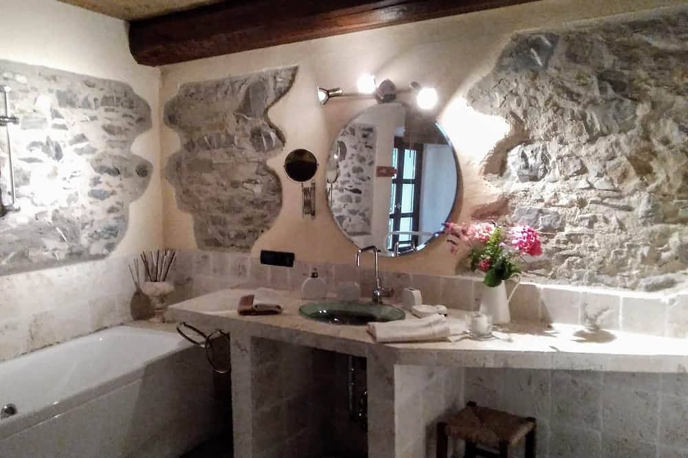 Villa de charme en pierre 150 m², à 6 km des plages, Spa,  grand espace barbecue in Alassio, Riviera di Ponente