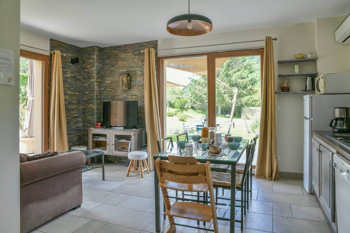 Maison 'Entre Lacs Et Montagne' avec vue sur les montagnes, Wi-Fi et climatisation in Saint-Bueil, Région de La Tour-du-Pin