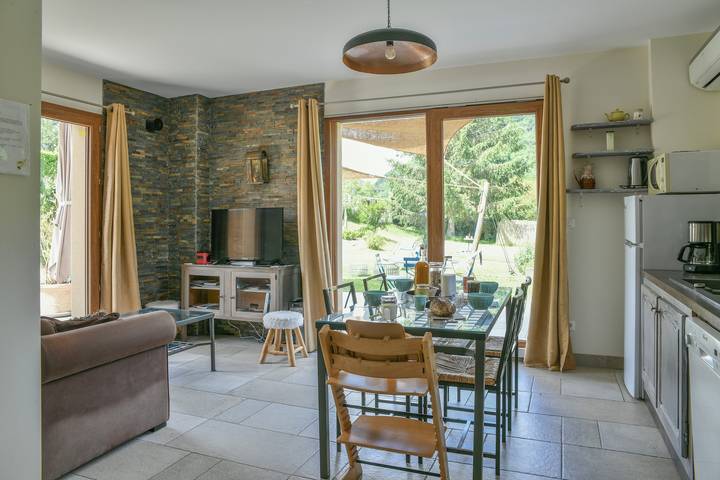 Casita de campo 'Entre Lacs Et Montagne' con vistas a la montaña, Wi-Fi y aire acondicionado in Saint-Bueil, Región de La Tour-du-Pin