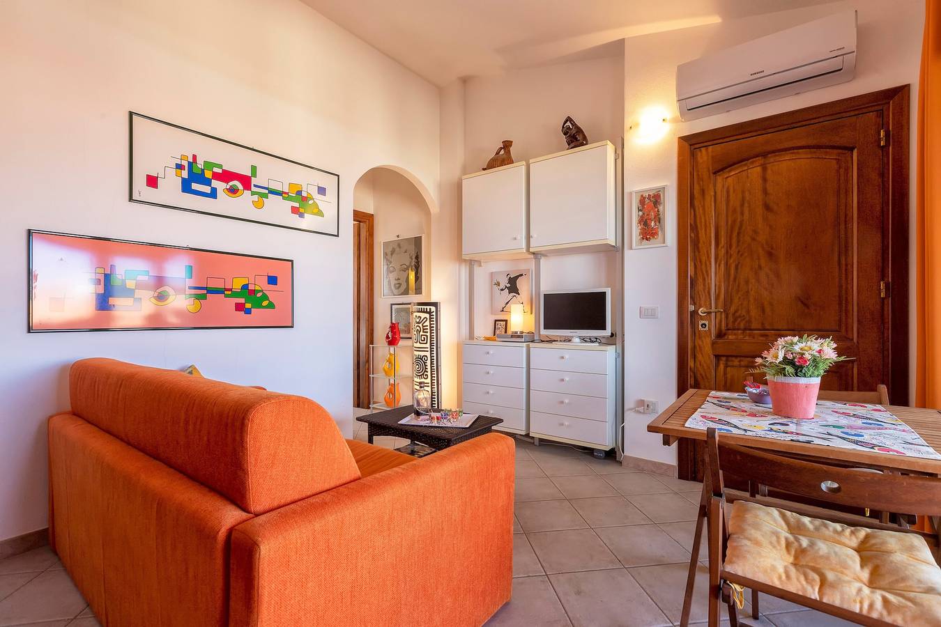 Ganze Wohnung, Ferienwohnung 'Bella Vista Castelsardo' mit Meerblick, Balkon und Klimaanlage in Castelsardo, Sassari Provinz