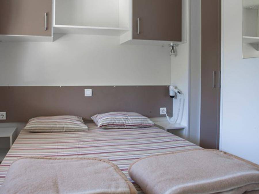 Camping Bella Italia - Mobilhome 6 personas - Mobil-home | Clásico | 2 Dormitorios | 4/6 Pers. | Terraza elevada | Aire acondicionado. in Peschiera del Garda, Montañas Garda