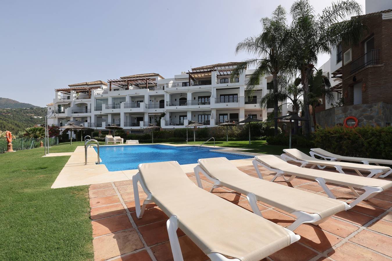 Apartamento entero, Apartamento '2 Bed-rooms with A View' con vistas al mar, Wi-Fi y aire acondicionado in Los Arqueros Golf and Country Club, Benahavís