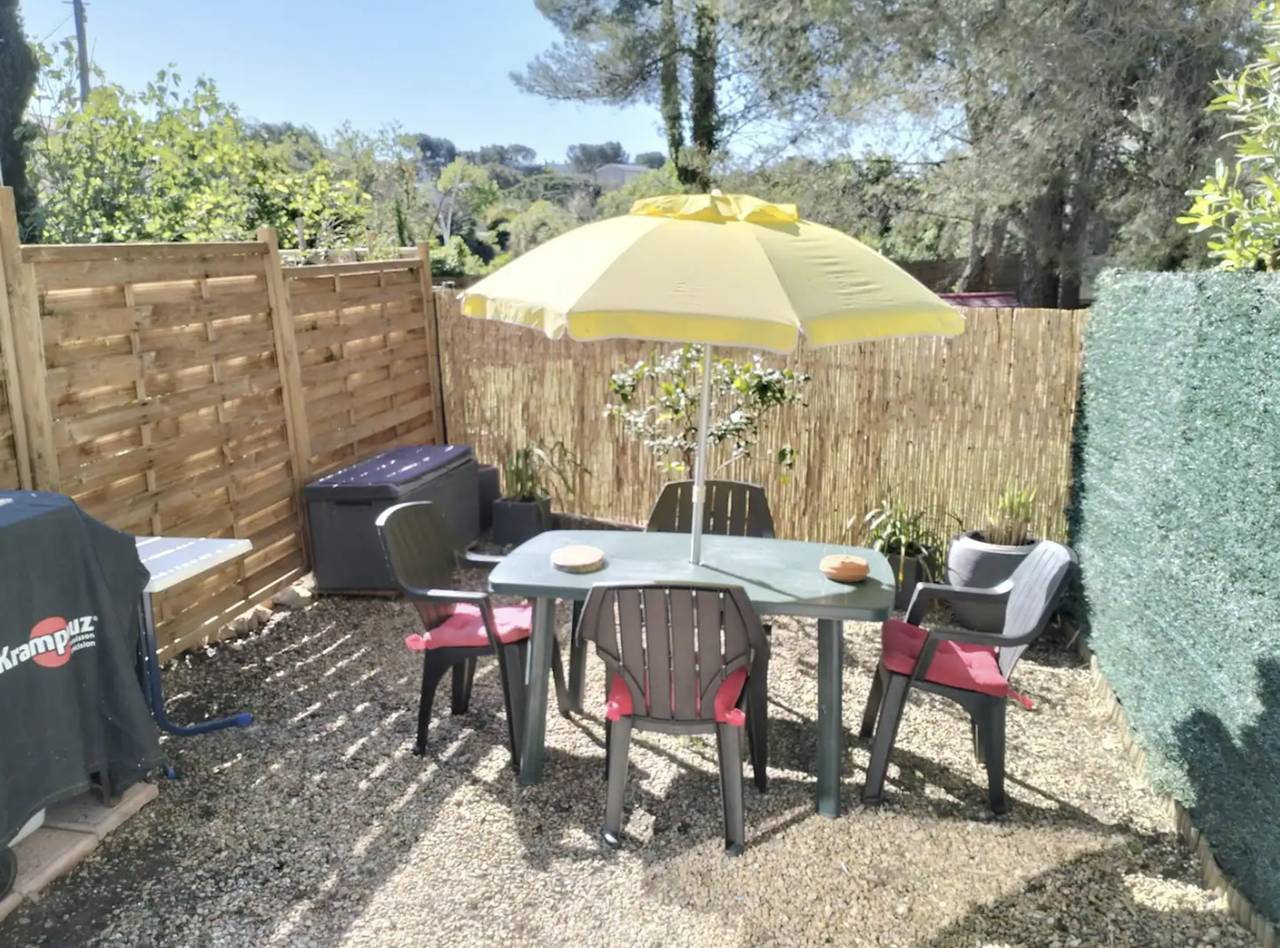 Ganzes Studio, Einzimmerapartment 'Joli Proche De La Mer' mit privater Terrasse und Wlan in Le Pradet, Toulon Region