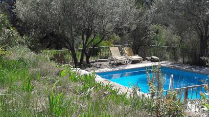 Location de vacances pour 5 personnes, avec jardin ainsi que terrasse et piscine, animaux acceptés à Saint-Antonin-du-Var