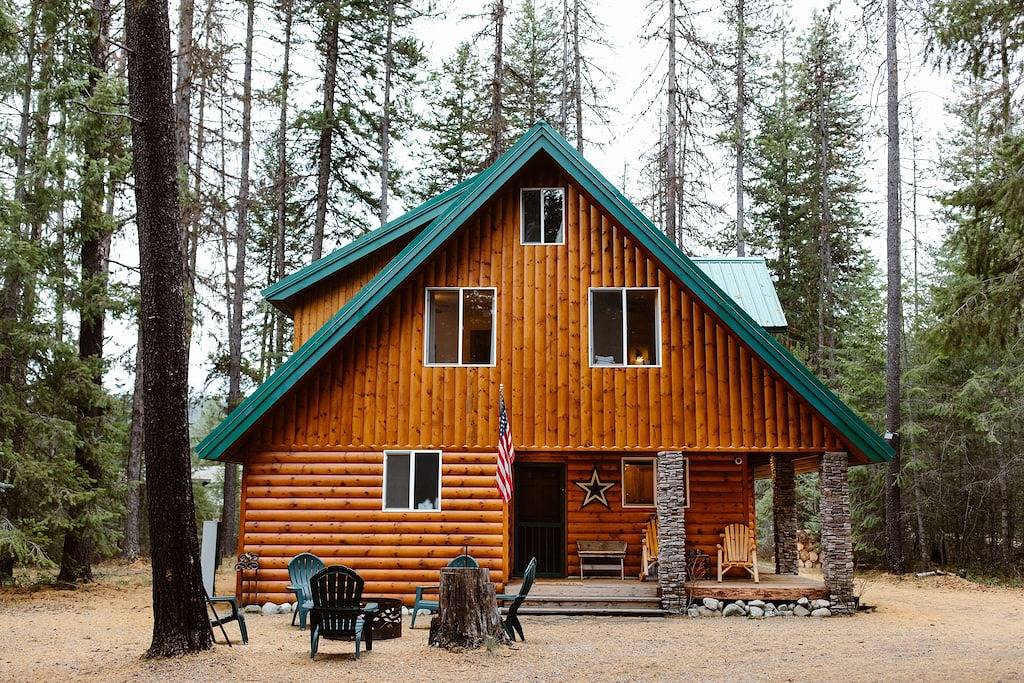 Forest Family Cabin Near Priest Lake with Fireplace, Large Yard & Dogs Allowed in Kaniksu Nationalwald