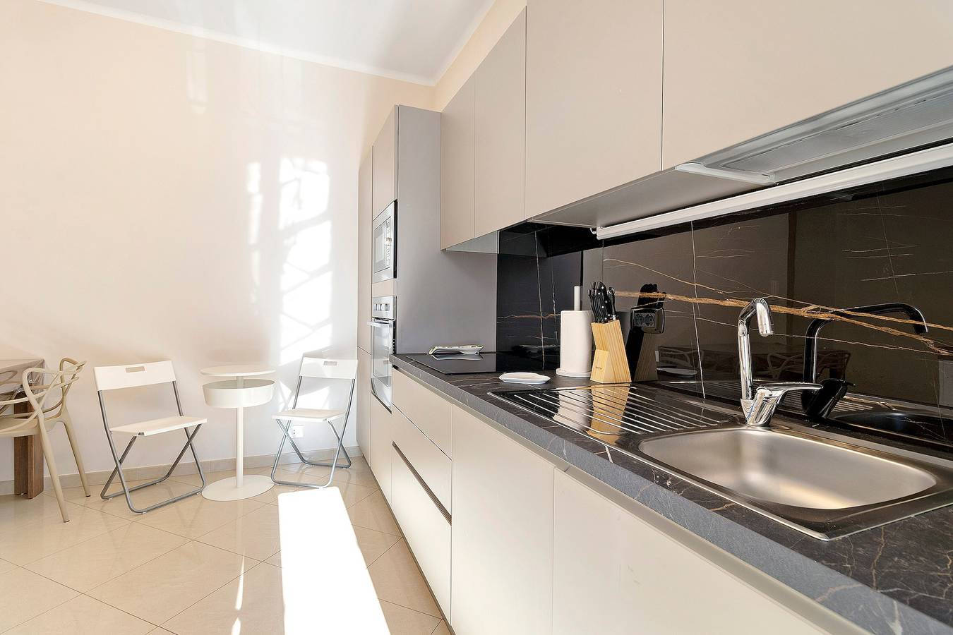 Apartamento entero, Abbrescia 10 – Apartamento céntrico en Bari con balcón, self check-in, wifi, 6 huéspedes in Bari, Region de Bari