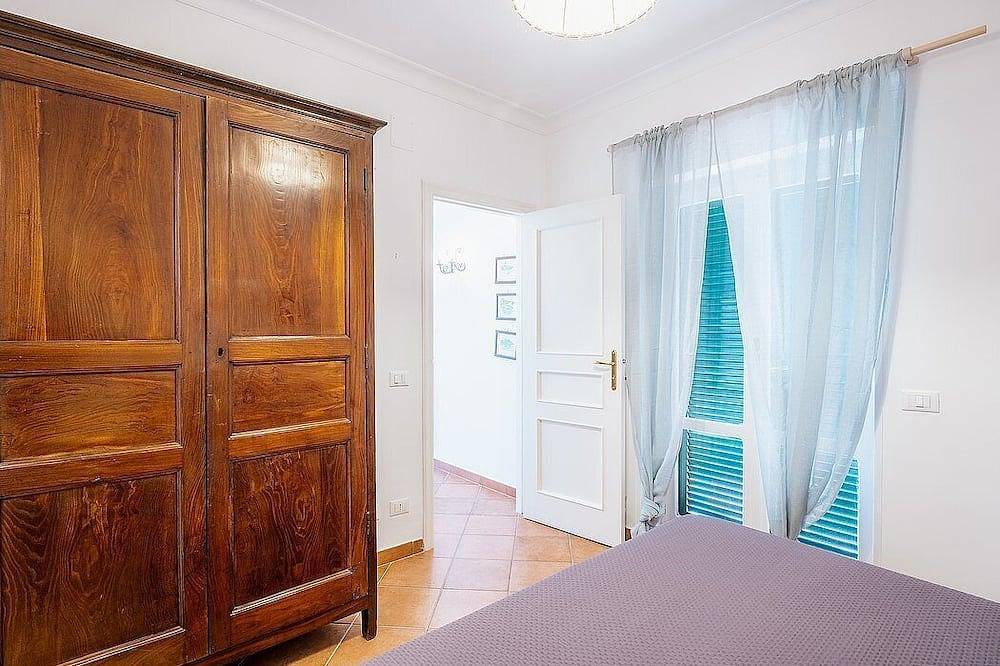 Villa Pindaro: A bright and sunny three-story villa which faces the sun and the sea, with Free Wi-Fi. in Nerano, Provinsen Napoli