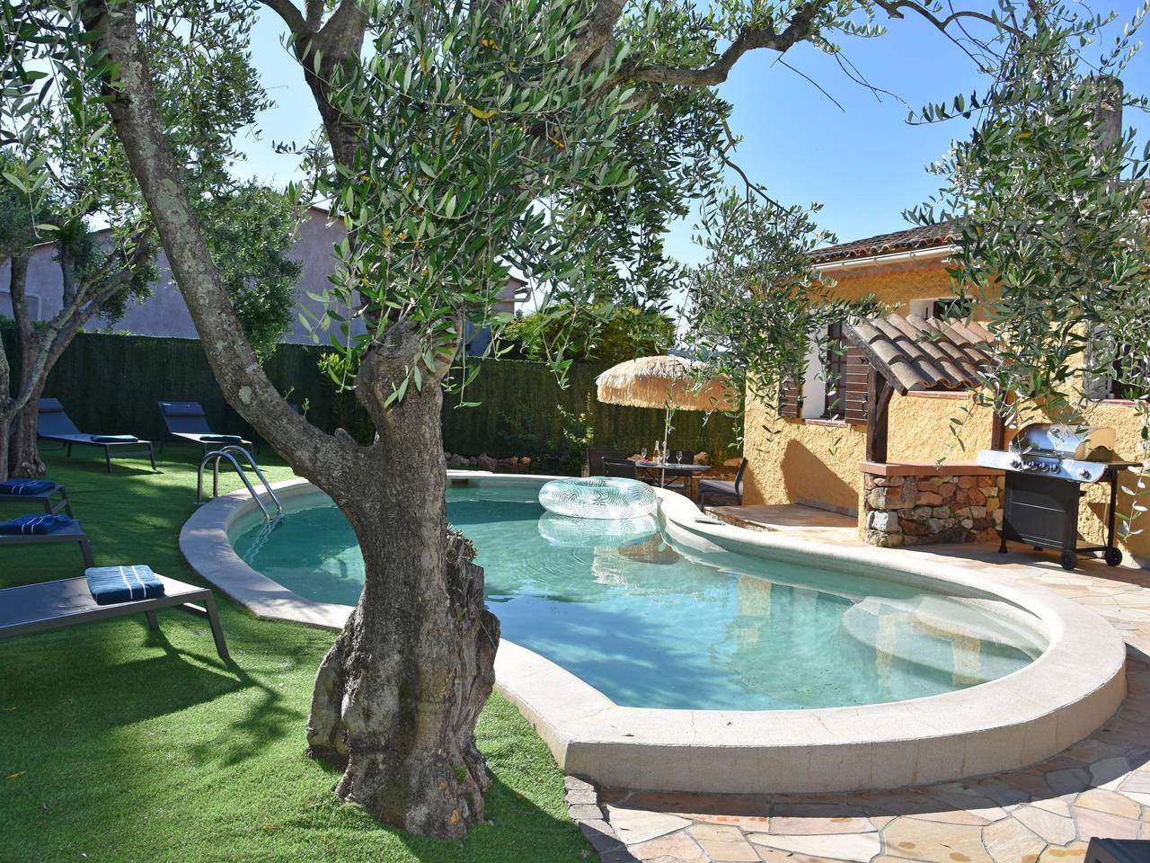 Villa mit privatem Pool, Dorf zu Fuß erreichbar in Bagnols-en-Forêt, Draguignan Region
