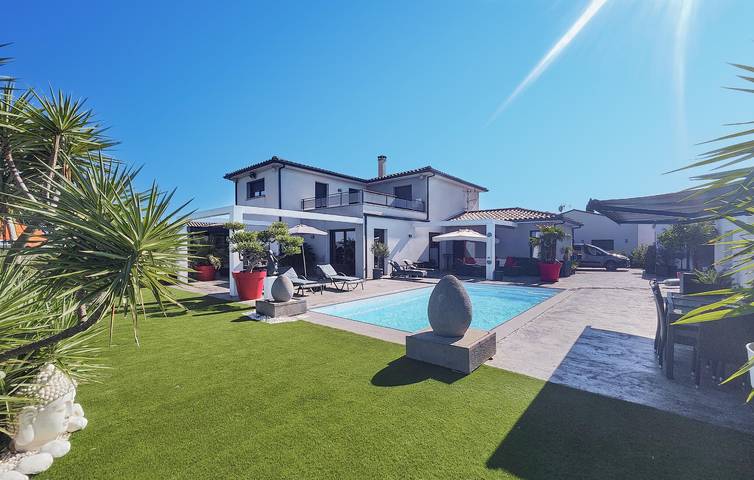 Location de vacances pour 8 personnes, avec piscine ainsi que jardin et terrasse à La Redorte