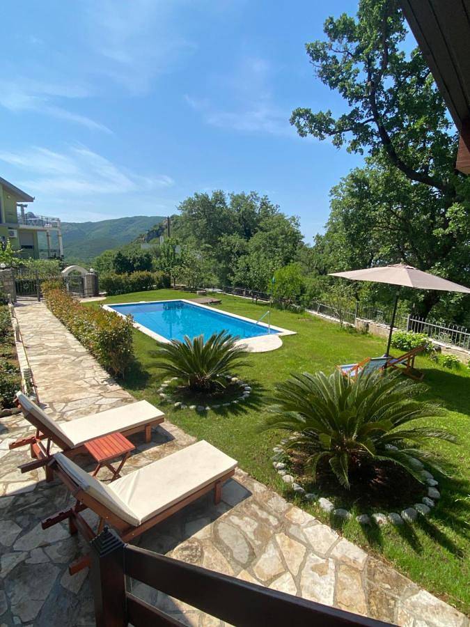 Ferienhaus für 6 Personen, mit Pool und Ausblick sowie Garten in Montenegro