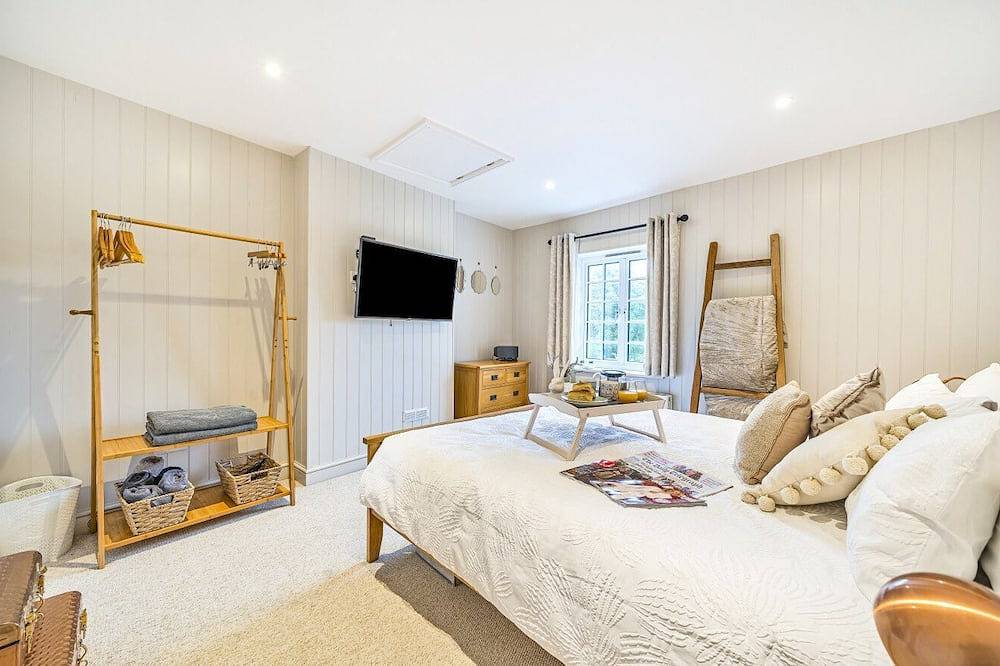 West Wittering Rosemary Cottage – Sleeps 5, Nr Beach, Parking & Family Friendly in West Wittering Beach, West Wittering