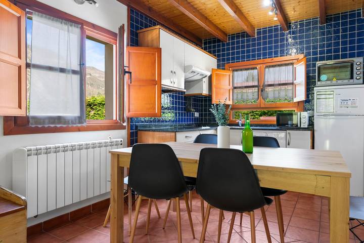 Apartment 'La Llosona' with Private Terrace, Private Garden and Wi-Fi in Cangas de Onís, Asturias Province
