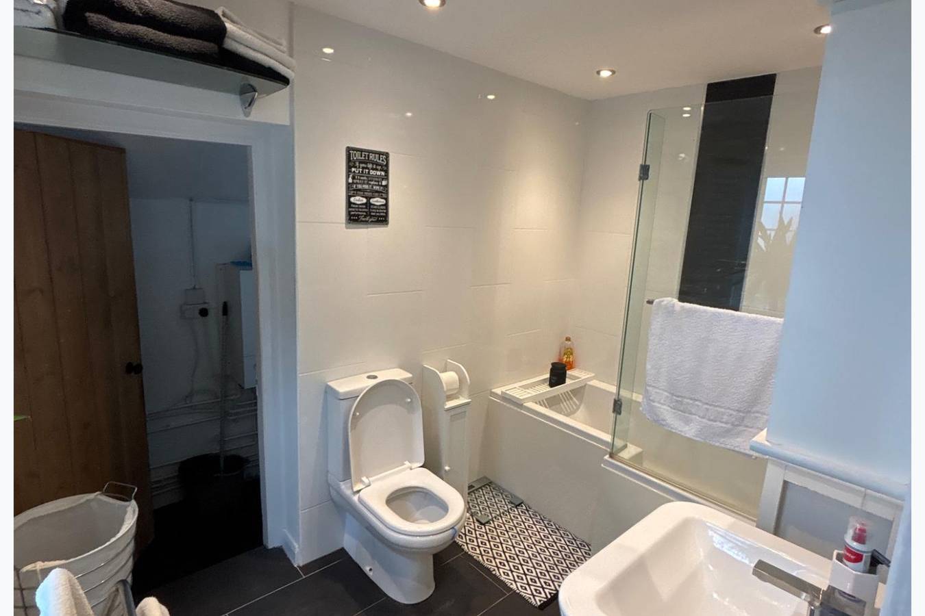 Entire holiday apartment, 1 Bed - Sleeps 4 - Parking - Pets - Town Centre in Wadebridge, Cornwall